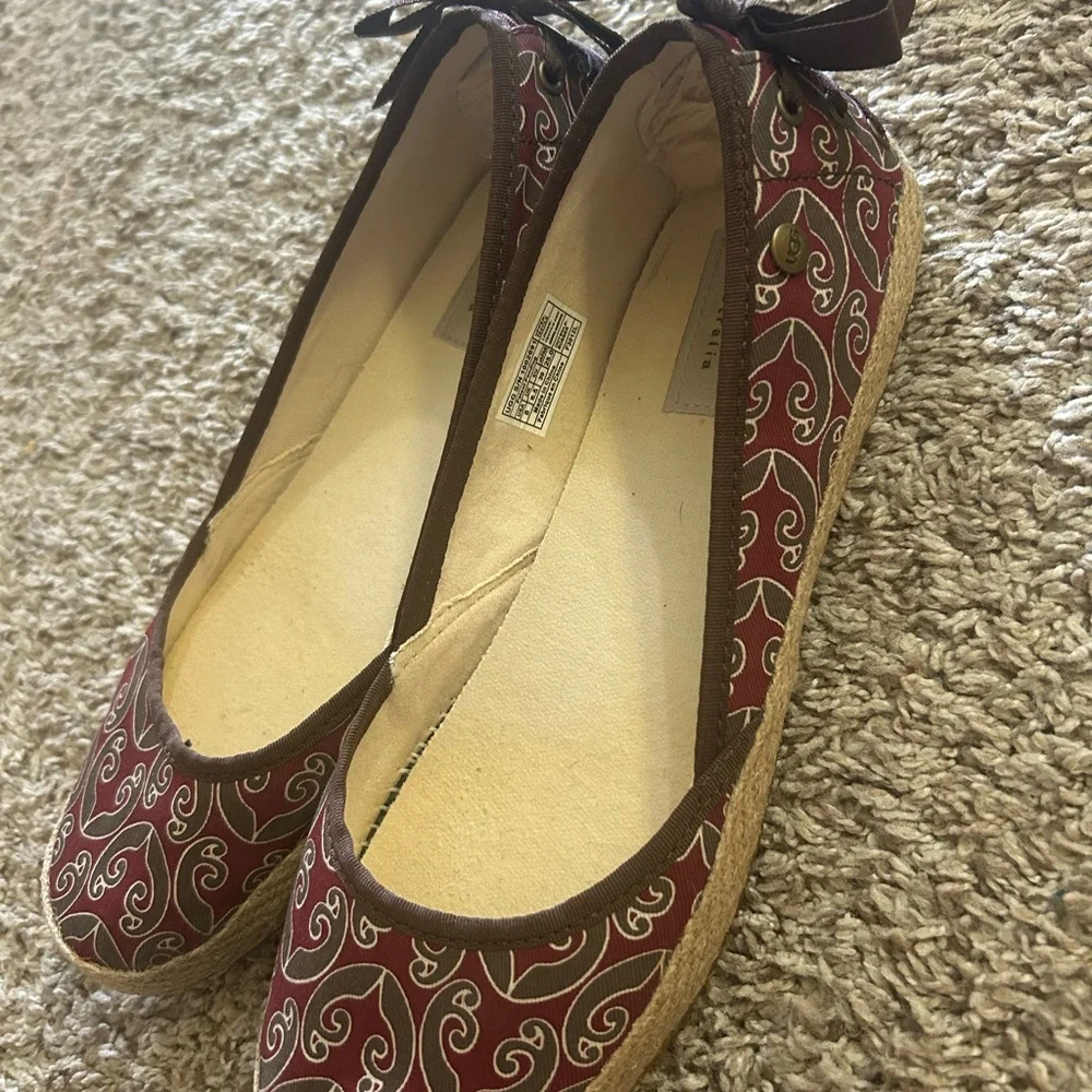 UGG Women's Patterned Espadrille Flats size 8 as new